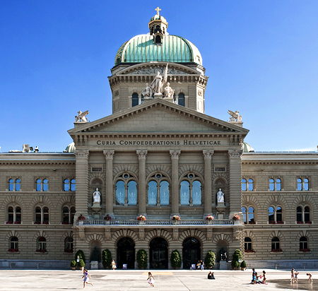 The Federal Palace, seat of the Federal Assembly and the Federal Council in Bern, Switzerland (© Flooffy, CC BY 2.0)