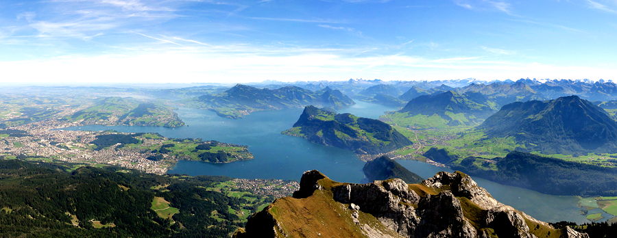 View on Luzern and Lake Lucerne from the top of Pilatus mountain in Switzerland (© Fabrice Blanc, CC BY-SA 3.0)