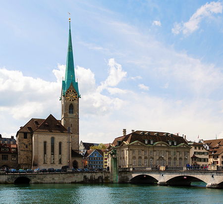 City view of Zurich, Switzerland with Fraumünster, Zunfthaus zur Meisen, Münsterbrücke and St. Peter (© CEphoto, CC BY-SA 3.0)
