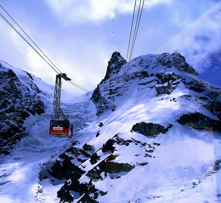 The cable car heading towards Klein Matterhorn (© Papa Lima Whiskey 2, CC BY-SA 3.0)