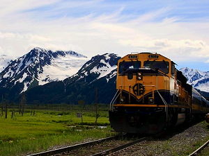 An Alaska Railroad passenger excursion train at Spencer Glacier. (© Frank Kovalchek, CC BY 2.0)