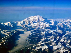 McKinley taken from the back of a Boeing 737 on September 10, 2003 on an Alaska Airlines flight from Red Dog Mine to Anchorage. (© ArcticHokie, CC BY-SA 3.0)