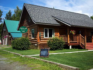 Cabins for lodging at Talkeetna, Alaska. (© C Watts, CC BY 2.0)