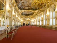 The Schonbrunn Palace's great gallery (© Ralf Roletschek, CC-BY-ASA-3.0)