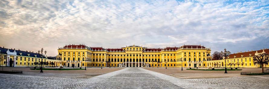 The exterior of the Schonbrunn Palace, Vienna (© Simon Matzinger, CC-BY-ASA-3.0)