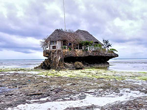 The Rock restaurant at low tide (© Rod Waddington, CC-BY-ASA-2.0).