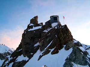 Bertol Hut, above Bertol Pass part of Patrouille des Glaciers (© Jack3, CC BY-SA 3.0)