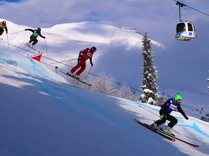 Skiiers during a Skicross event in 2010 (© Manuguf, CC BY-SA 3.0)