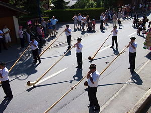 Traditional Swiss Horns in Villars sur Ollon, Switzerland on August 1st 2011 (© בידל הפייטן, CC BY-SA 4.0)