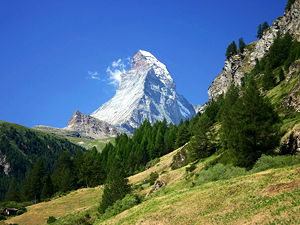 View of the Matterhorn within the Alps from the north side (© Zermatt photos, CC BY-SA 3.0)