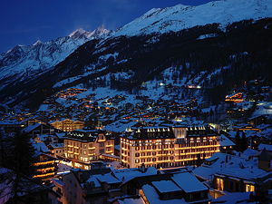 The Mont Cervin Palace in Zermatt just after sunset (© Romy Biner-Hauser, CC BY-SA 3.0)