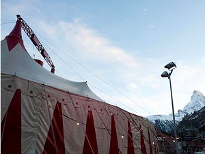 The outside of the tent at Zermatt Unplugged in 2010 (© Marc Kronig, CC BY-SA 3.0)