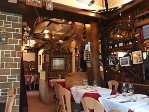 The interior of the restaurant 'Giuseppis' in Zermatt (© zermatt.ch)