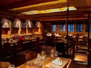 The dining room at the Factory in the Hotel Post in Zermatt (© Walter Schärer, CC BY-SA 3.0)