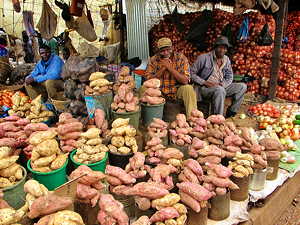 A shop selling sweet potatoes at the Mbare market in Harare, Zimbabwe (© Shack Dwellers International, CC BY 2.0)